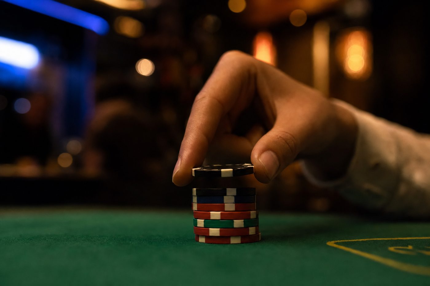 Fichas de casino apiladas en progresión sobre el tapete de una ruleta