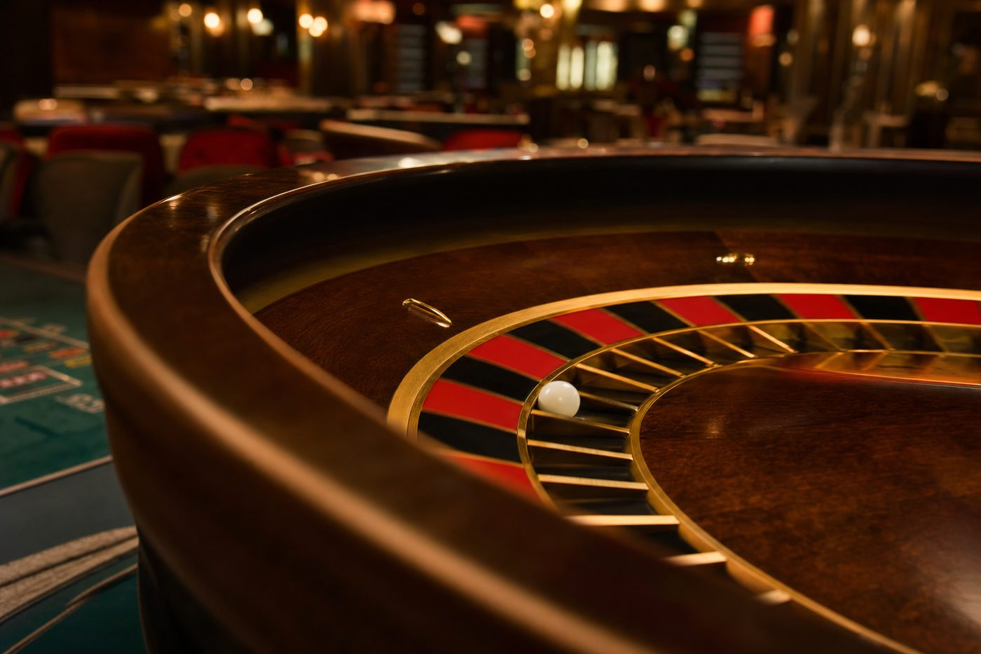 Primer plano de las casillas rojas y negras numeradas de una ruleta