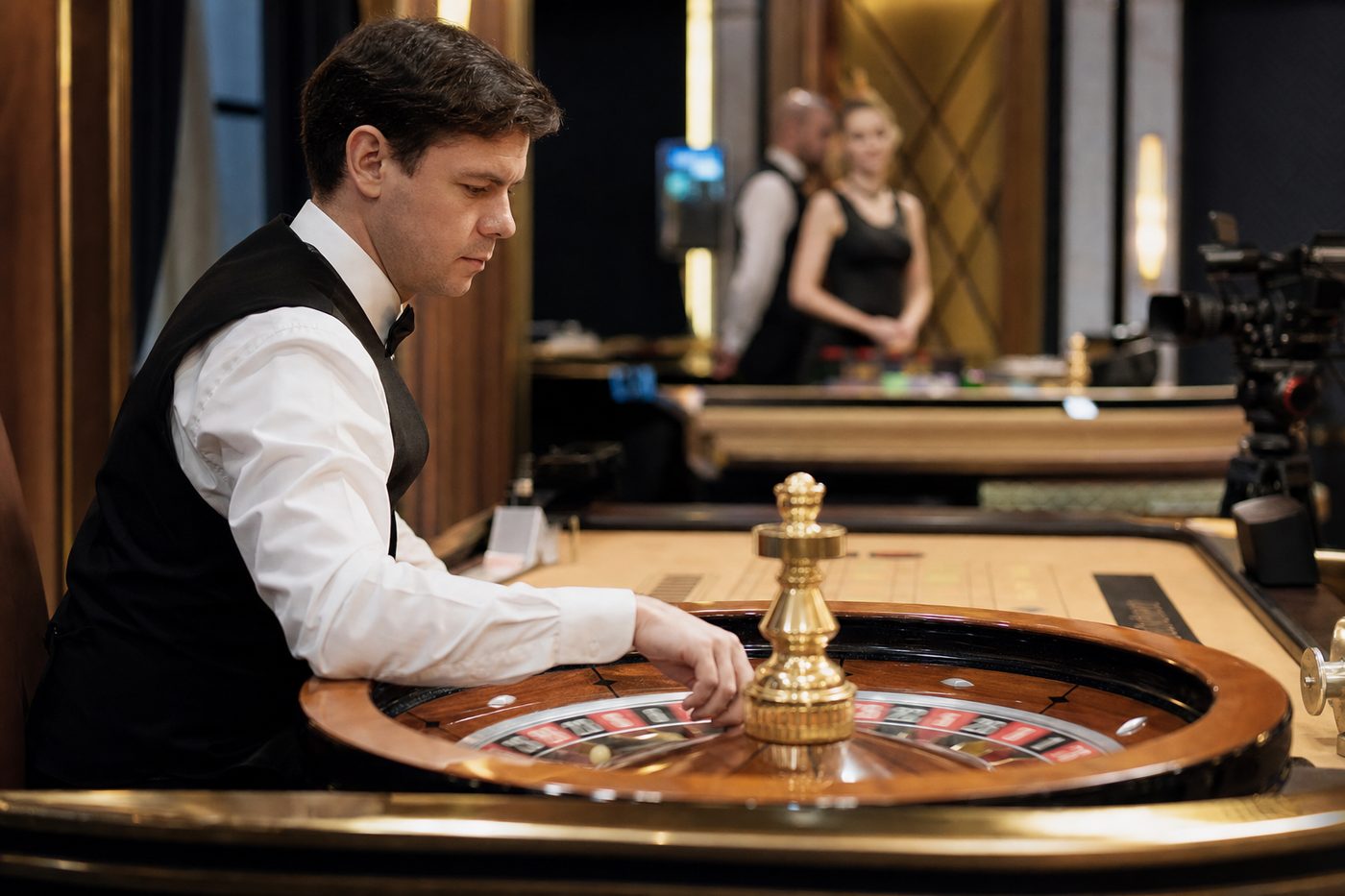 Interfaz de casino online con ruleta en un portátil junto a fichas